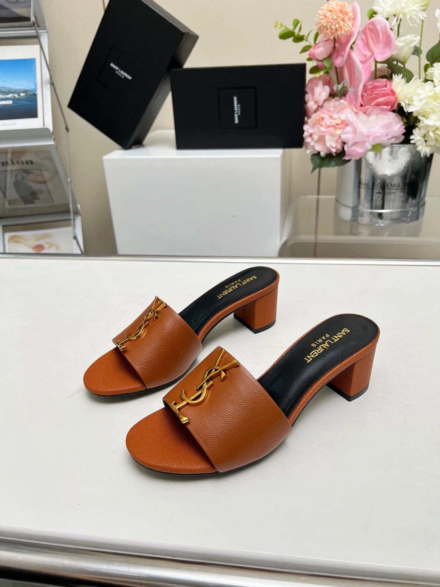 👟👟Ex-factory price 340👟👟 Genuine leather sole +30 Heel height: 5cm Fabric: Cow leather Pads: Sheep leather Size: 35-43 (42, 43 custom-made, non-returnable) [Saint Laurent] Saint Laurent 2024 counter synchronized new model, YSL-logo letter buckle decoration, high-quality and glamorous masterpiece, both temperament and fashion Classic and attractive design style, especially beautiful on the feet